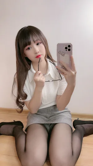 miko酱ww《自拍系列mikoの黑丝03》主题写真：185张全套美图