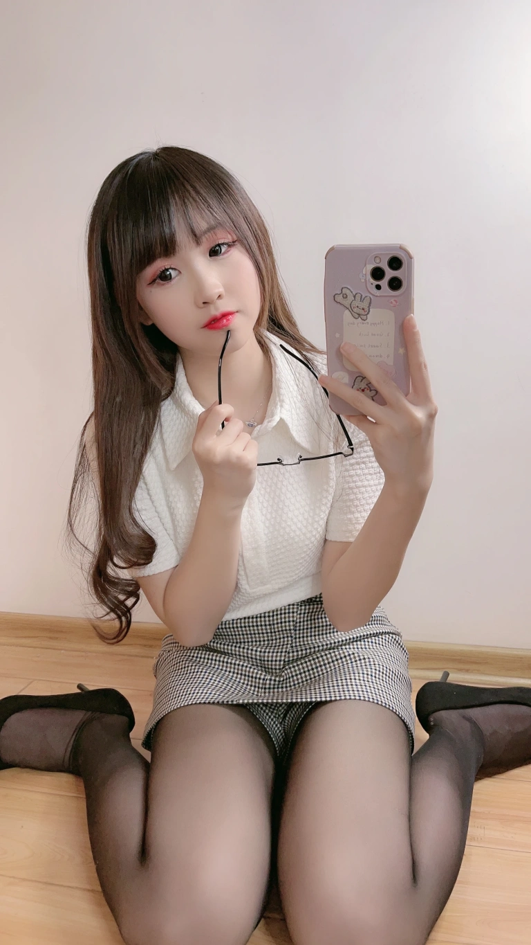miko酱ww《自拍系列mikoの黑丝03》主题写真：185张全套美图