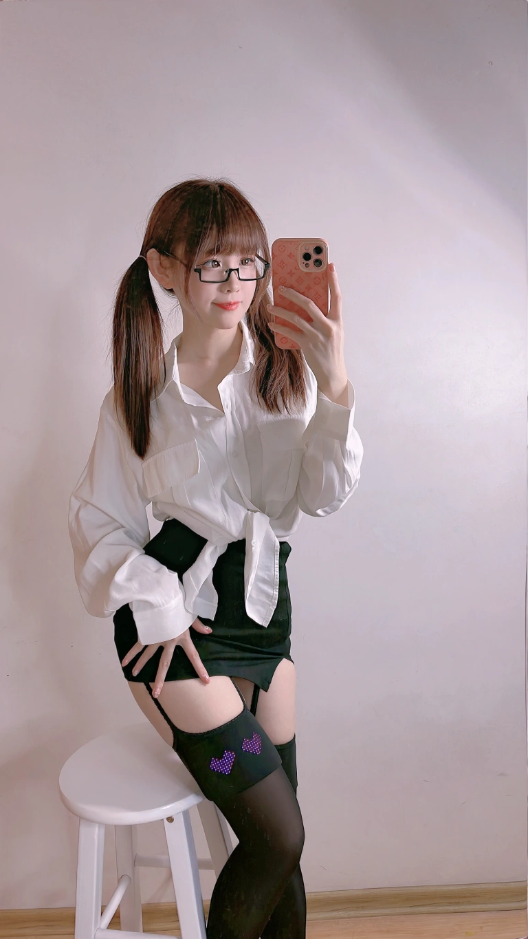 miko酱ww《自拍系列mikoの黑丝04》主题写真：182张全套美图
