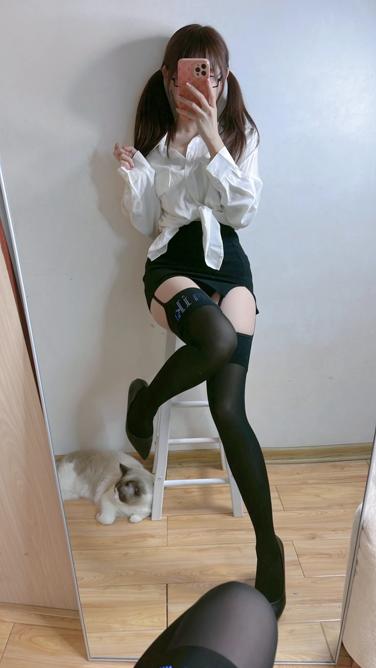 miko酱ww《自拍系列mikoの黑丝04》主题写真：182张全套美图