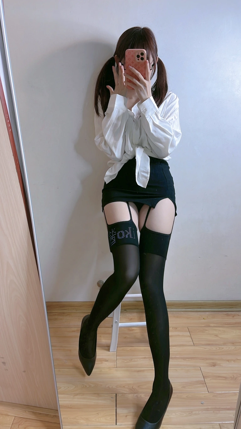 miko酱ww《自拍系列mikoの黑丝04》主题写真：182张全套美图