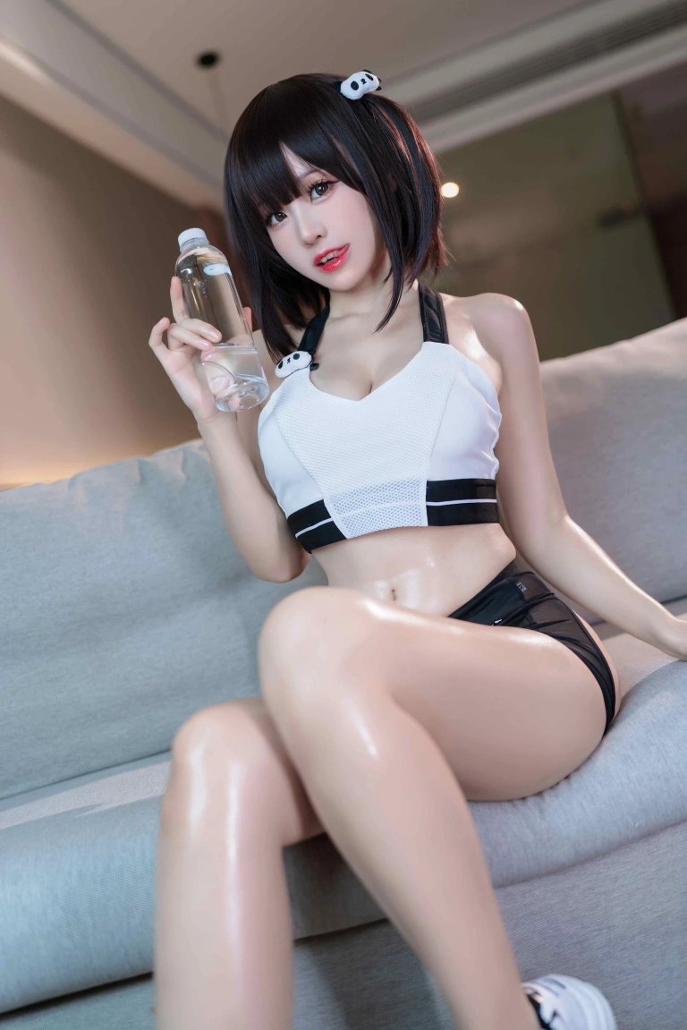 miko酱ww《蛋白大熊猫》主题写真：20张全套美图