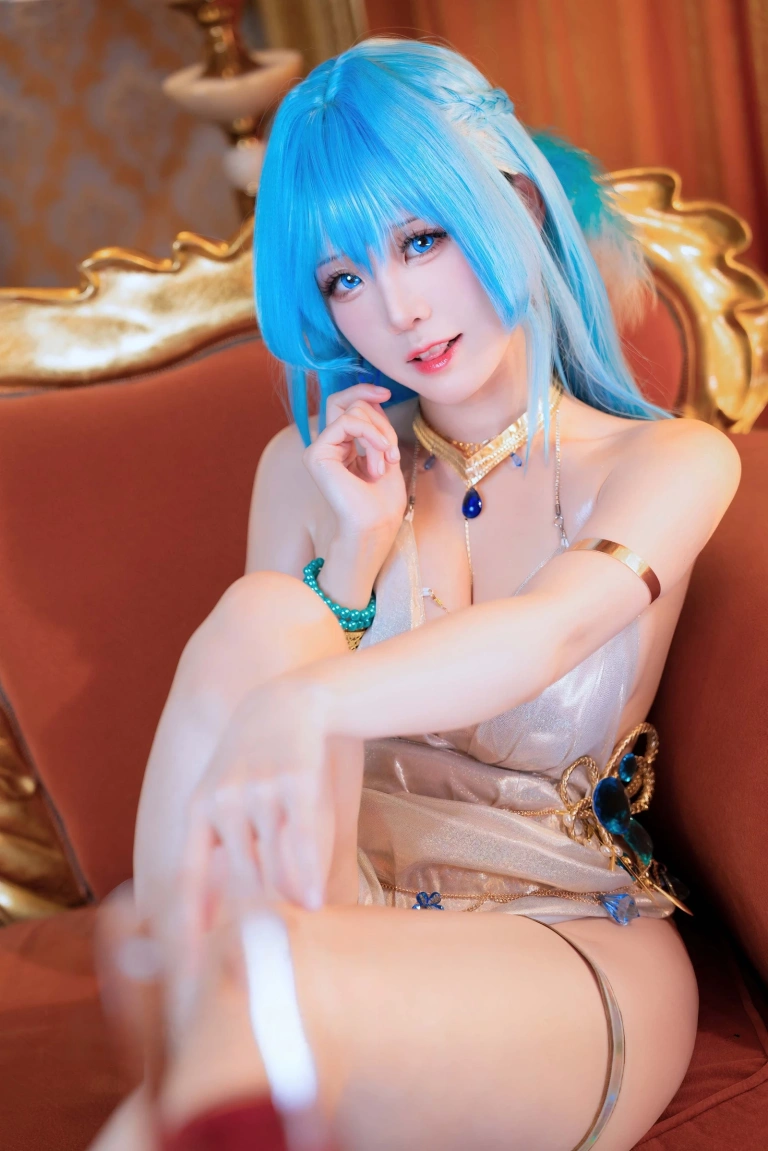miko酱ww《NIKKE：胜利女神 海伦礼服》主题写真：39张全套美图