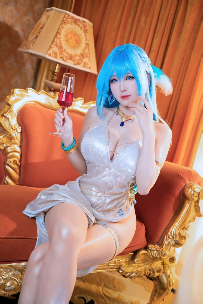 miko酱ww《NIKKE：胜利女神 海伦礼服》主题写真：39张全套美图