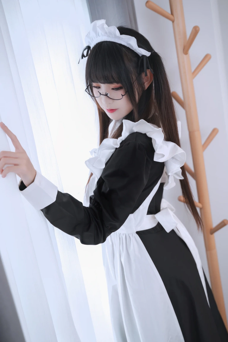miko酱ww《生日限定女仆》主题写真：26张全套美图