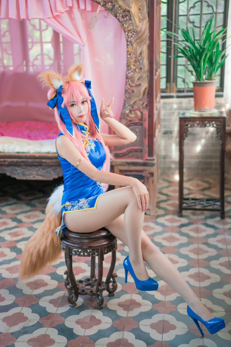 Money冷冷《玉藻前旗袍》主题写真：17张全套美图