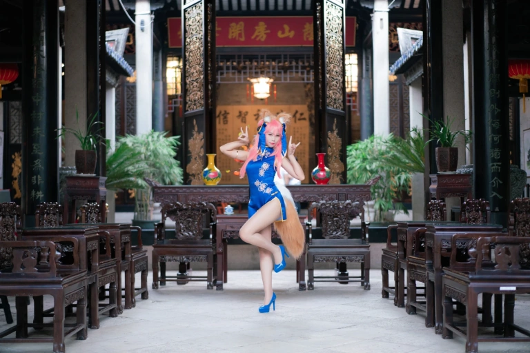 Money冷冷《玉藻前旗袍》主题写真：17张全套美图