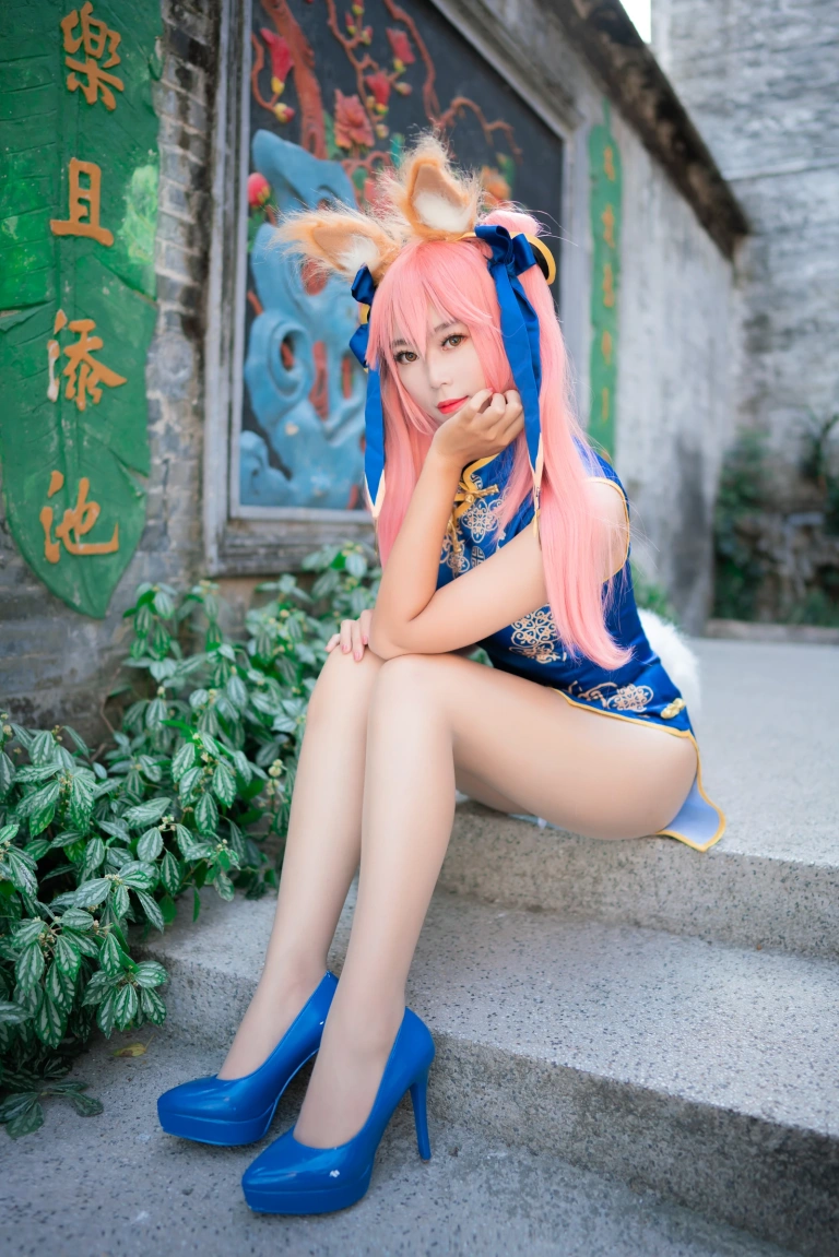 Money冷冷《玉藻前旗袍》主题写真：17张全套美图
