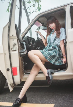 Money冷冷《JK》主题写真：9张全套美图