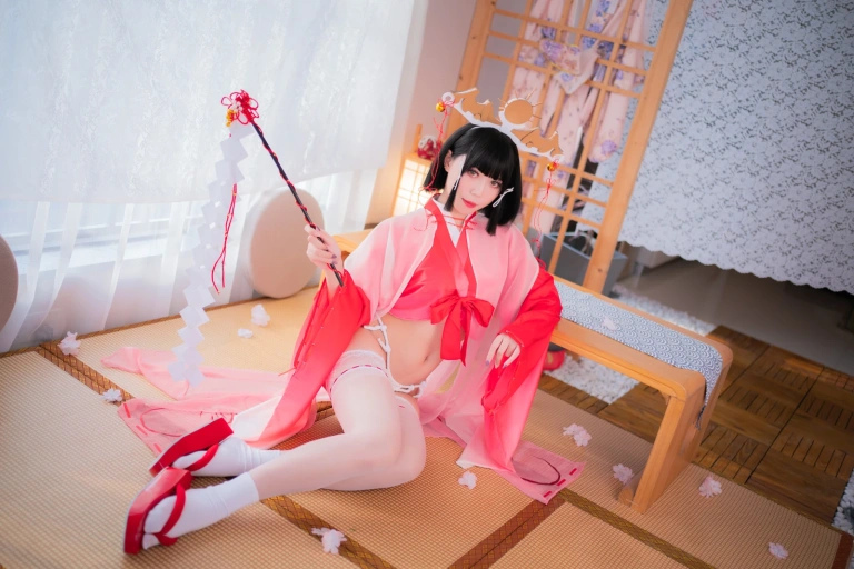 Money冷冷《辉夜巫女》主题写真：127张全套美图，含1个视频
