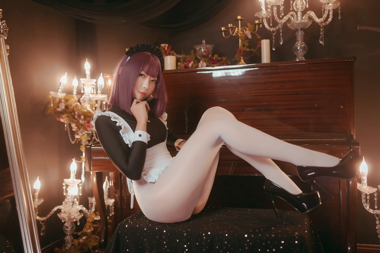 Money冷冷《高叉女仆》主题写真：25张全套美图
