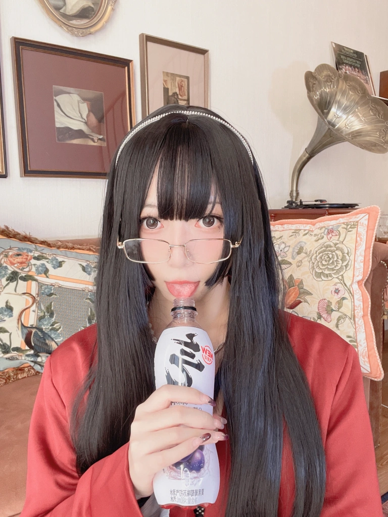 Money冷冷《红西装》主题写真：78张全套美图，含2个视频