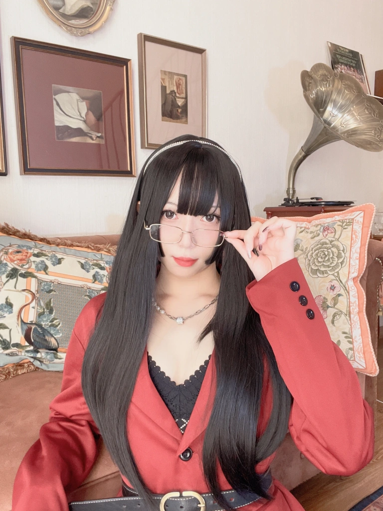 Money冷冷《红西装》主题写真：78张全套美图，含2个视频
