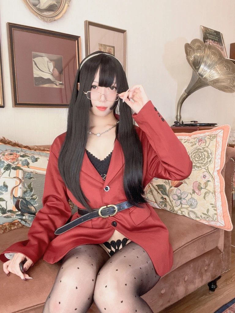 Money冷冷《红西装》主题写真：78张全套美图，含2个视频