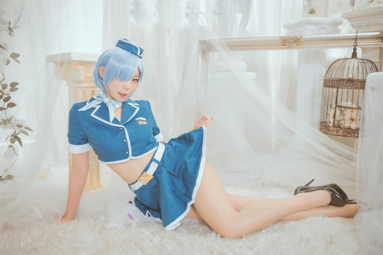Money冷冷《蕾姆空姐小恶魔》主题写真：33张全套美图