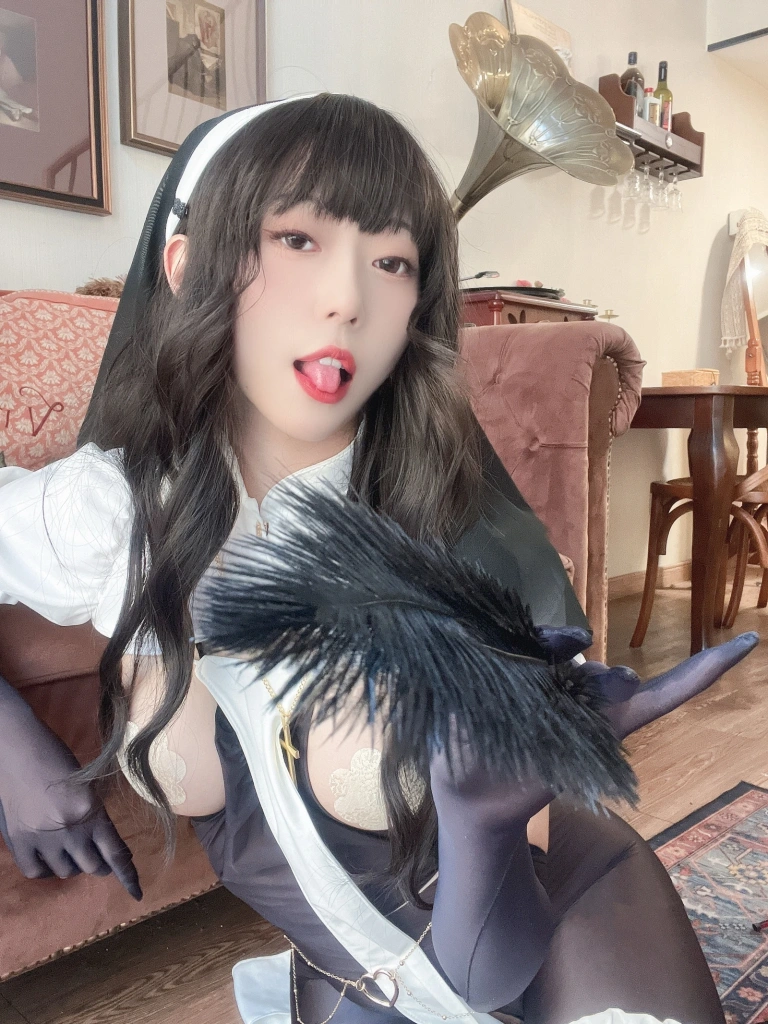 Money冷冷《透明修女》主题写真：61张全套美图，含2个视频