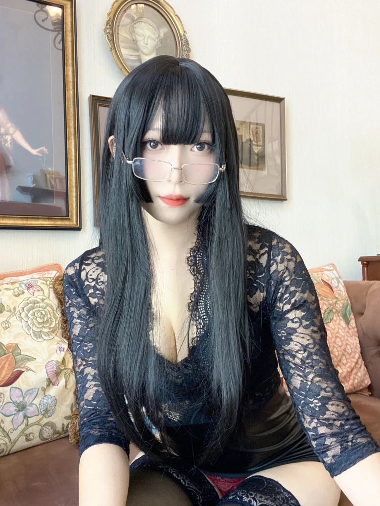 Money冷冷《黑蕾丝OL》主题写真：48张全套美图，含2个视频