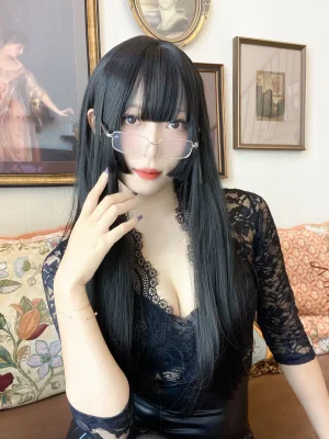 Money冷冷《黑蕾丝OL》主题写真：48张全套美图，含2个视频