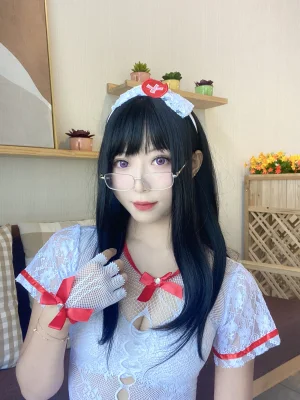 Money冷冷《白网护士套》主题写真：48张全套美图，含2个视频