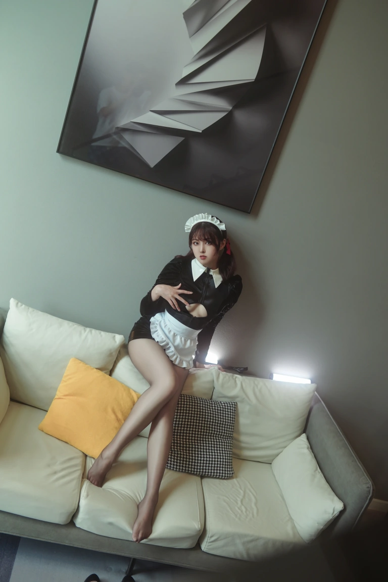 Natsuko_夏夏子《漆黑女仆》主题写真：50张全套美图