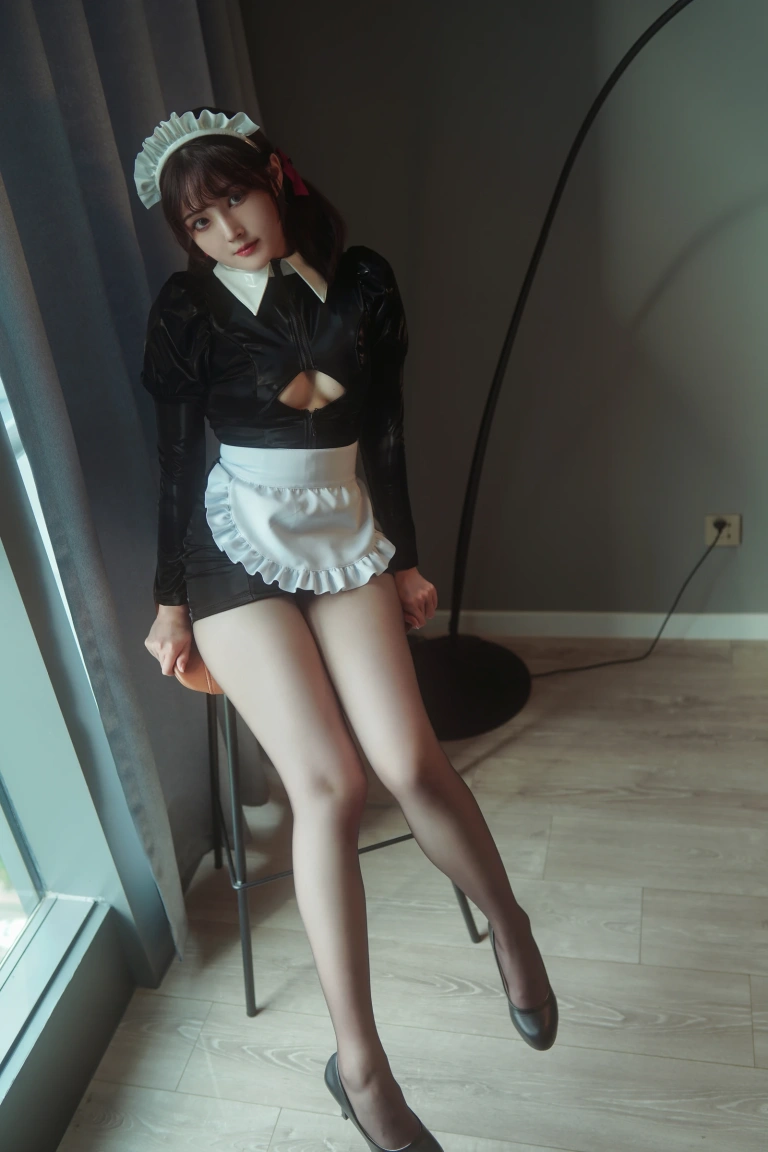Natsuko_夏夏子《漆黑女仆》主题写真：50张全套美图