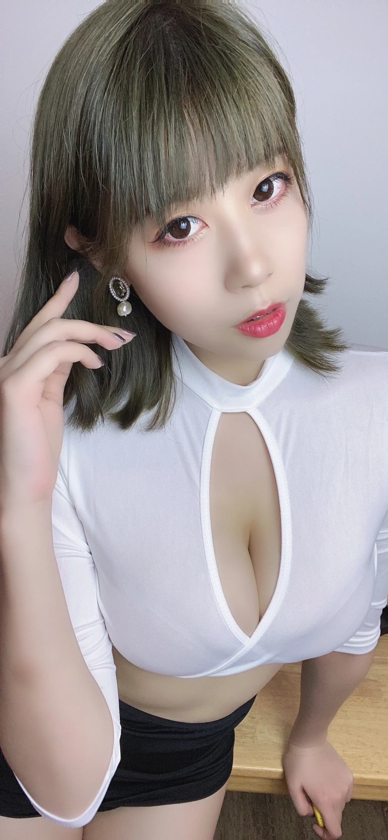 奈汐酱nice《自撮り Vol.017（動画入り）不务正业小秘书》主题写真：52张全套美图，含4个视频