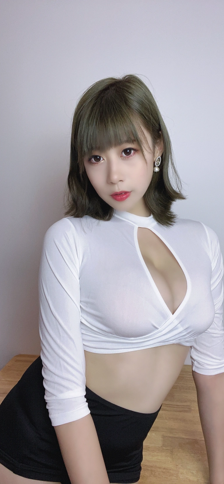 奈汐酱nice《自撮り Vol.017（動画入り）不务正业小秘书》主题写真：52张全套美图，含4个视频
