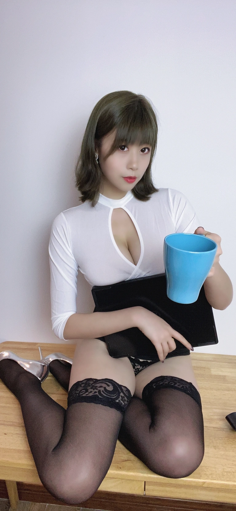 奈汐酱nice《自撮り Vol.017（動画入り）不务正业小秘书》主题写真：52张全套美图，含4个视频