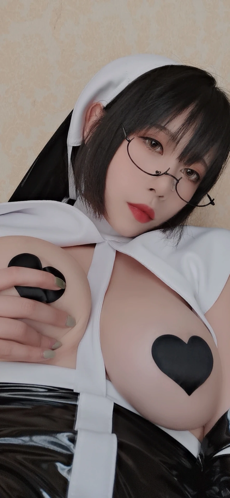 奈汐酱nice《7号本 修女》主题写真：41张全套美图，含7个视频