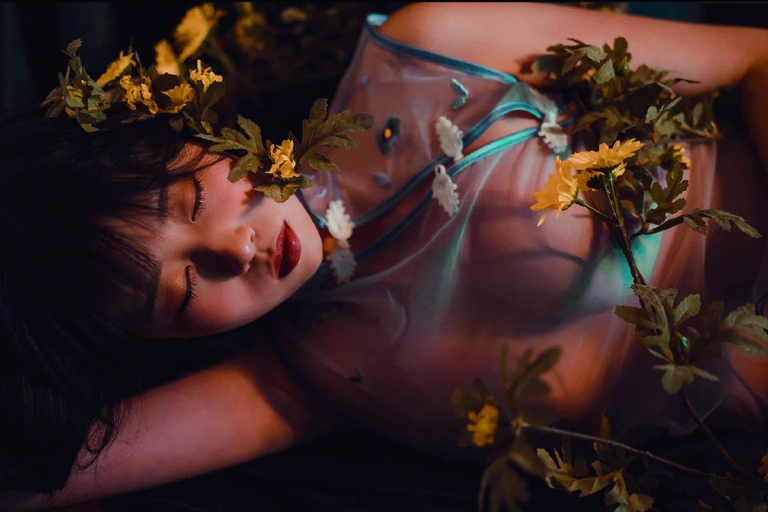奈汐酱nice《小雏菊》主题写真：18张全套美图