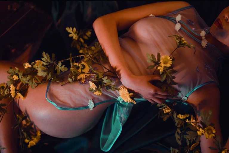 奈汐酱nice《小雏菊》主题写真：18张全套美图