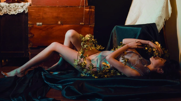 奈汐酱nice《小雏菊》主题写真：18张全套美图