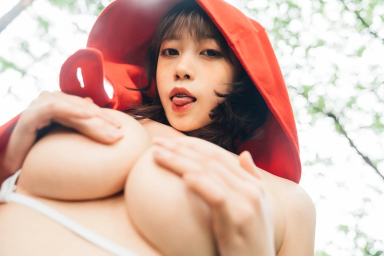 奈汐酱nice《大红帽》主题写真：31张全套美图，含2个视频