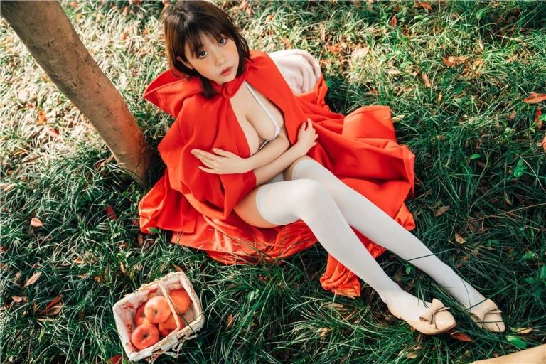 奈汐酱nice《大红帽》主题写真：31张全套美图，含2个视频