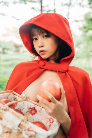 奈汐酱nice《大红帽》主题写真：31张全套美图，含2个视频