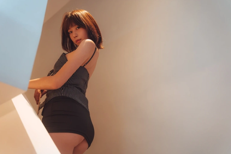 奈汐酱nice《OL》主题写真：32张全套美图