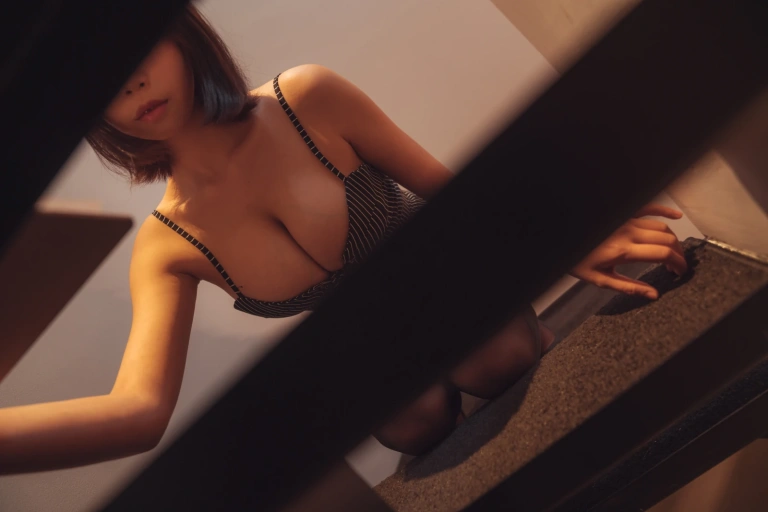 奈汐酱nice《OL》主题写真：32张全套美图