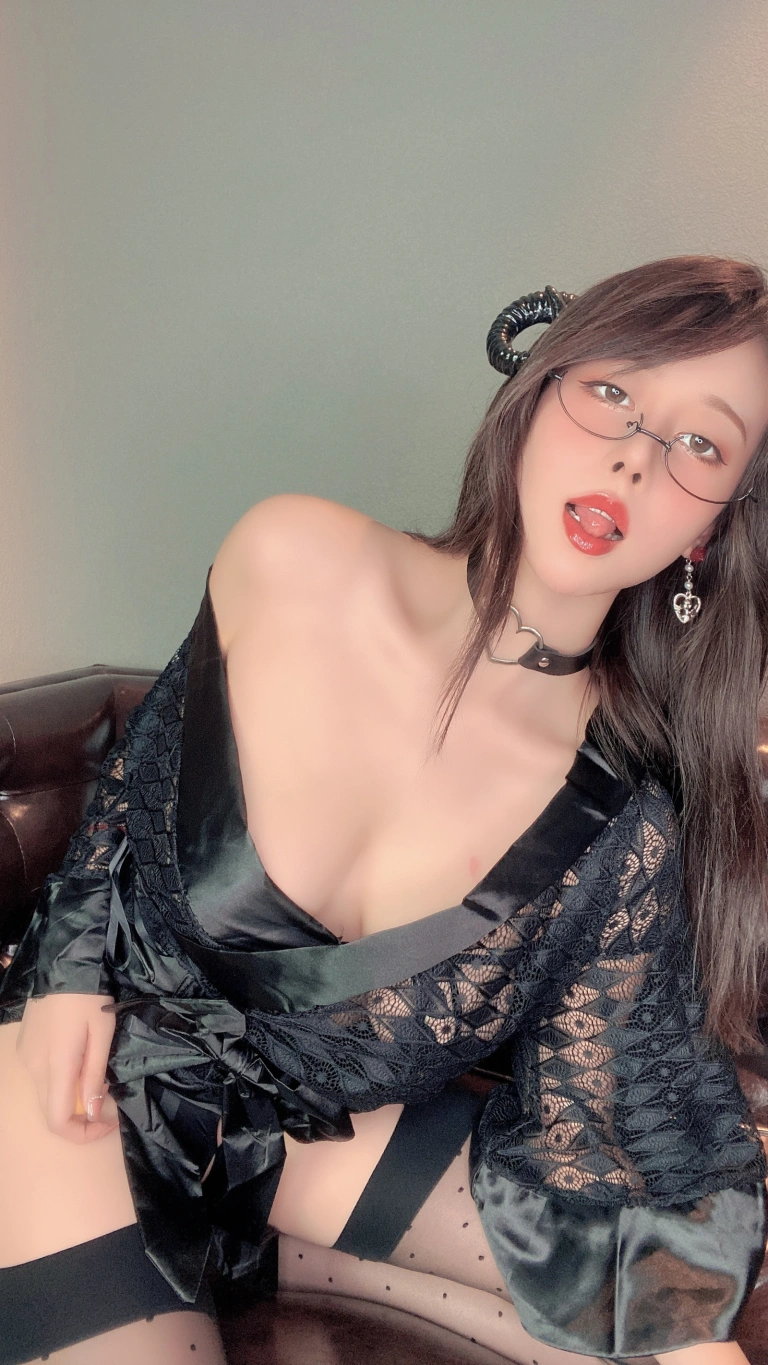 奈汐酱nice《19号自拍本 夜》主题写真：65张全套美图，含1个视频