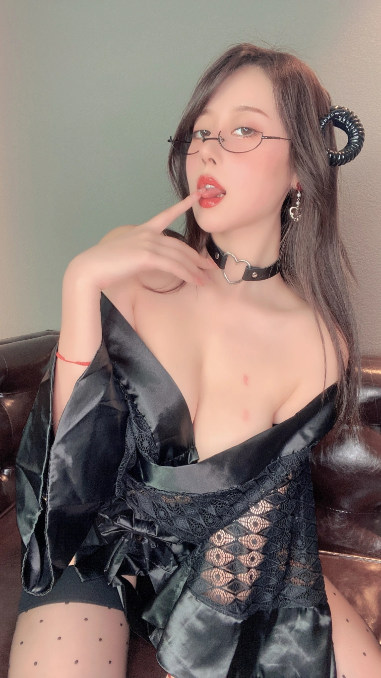 奈汐酱nice《19号自拍本 夜》主题写真：65张全套美图，含1个视频