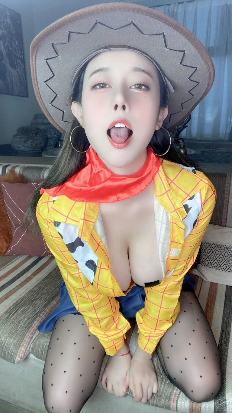 奈汐酱nice《25号自拍本 胡迪》主题写真：55张全套美图，含1个视频