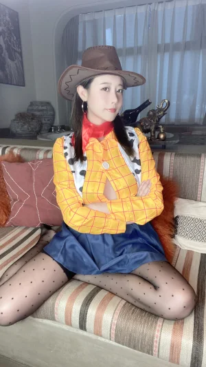 奈汐酱nice《25号自拍本 胡迪》主题写真：55张全套美图，含1个视频
