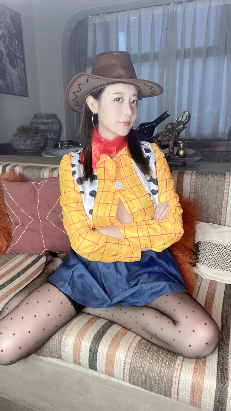 奈汐酱nice《25号自拍本 胡迪》主题写真：55张全套美图，含1个视频