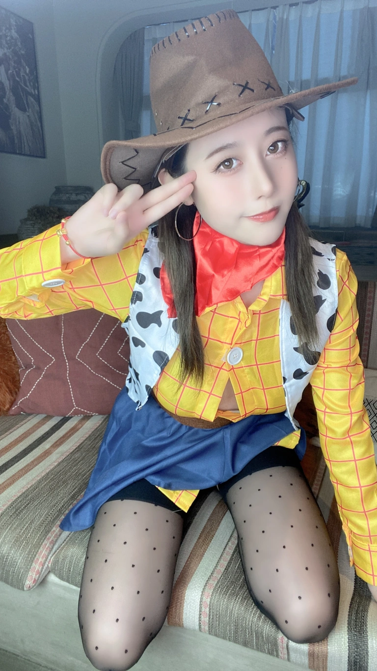 奈汐酱nice《25号自拍本 胡迪》主题写真：55张全套美图，含1个视频