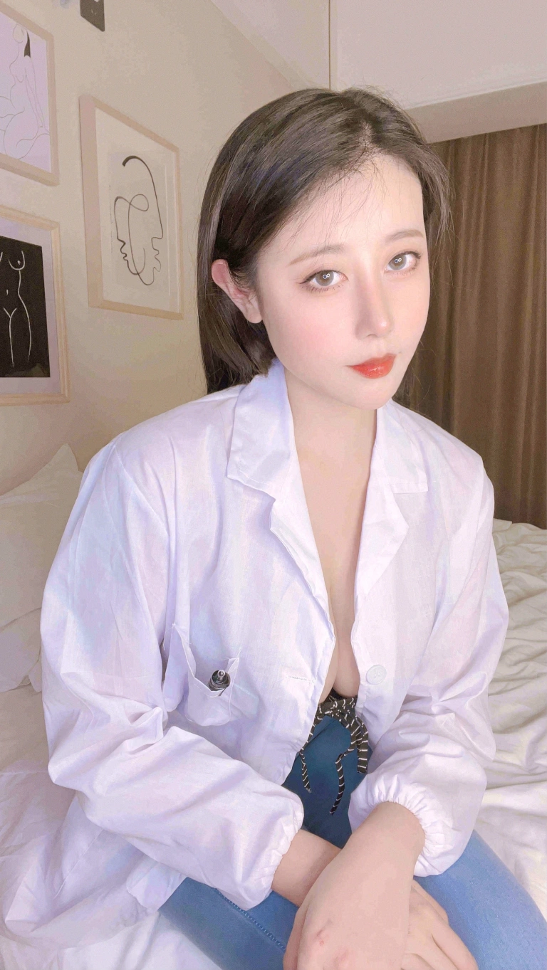 奈汐酱nice《33号自拍本 禁忌医生》主题写真：50张全套美图