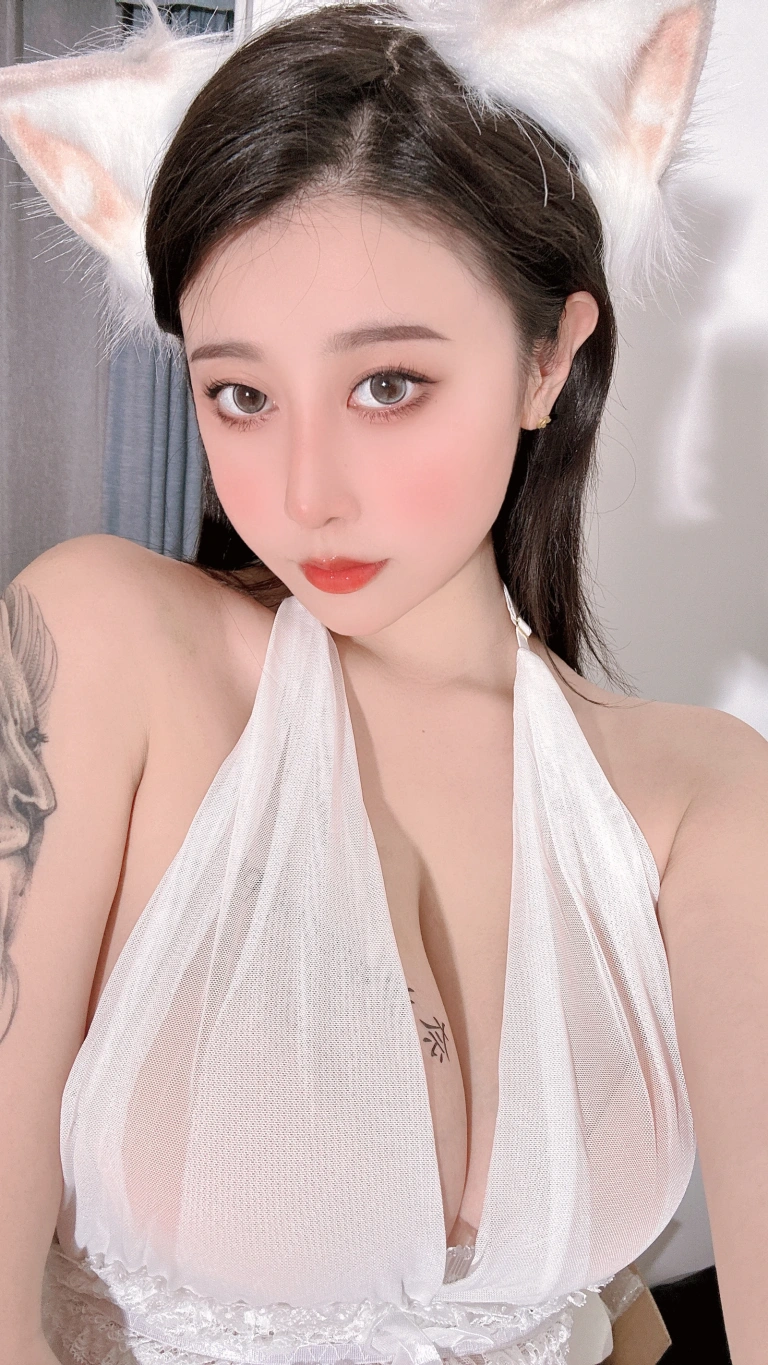 奈汐酱nice《38号自拍本 宠物》主题写真：45张全套美图，含5个视频
