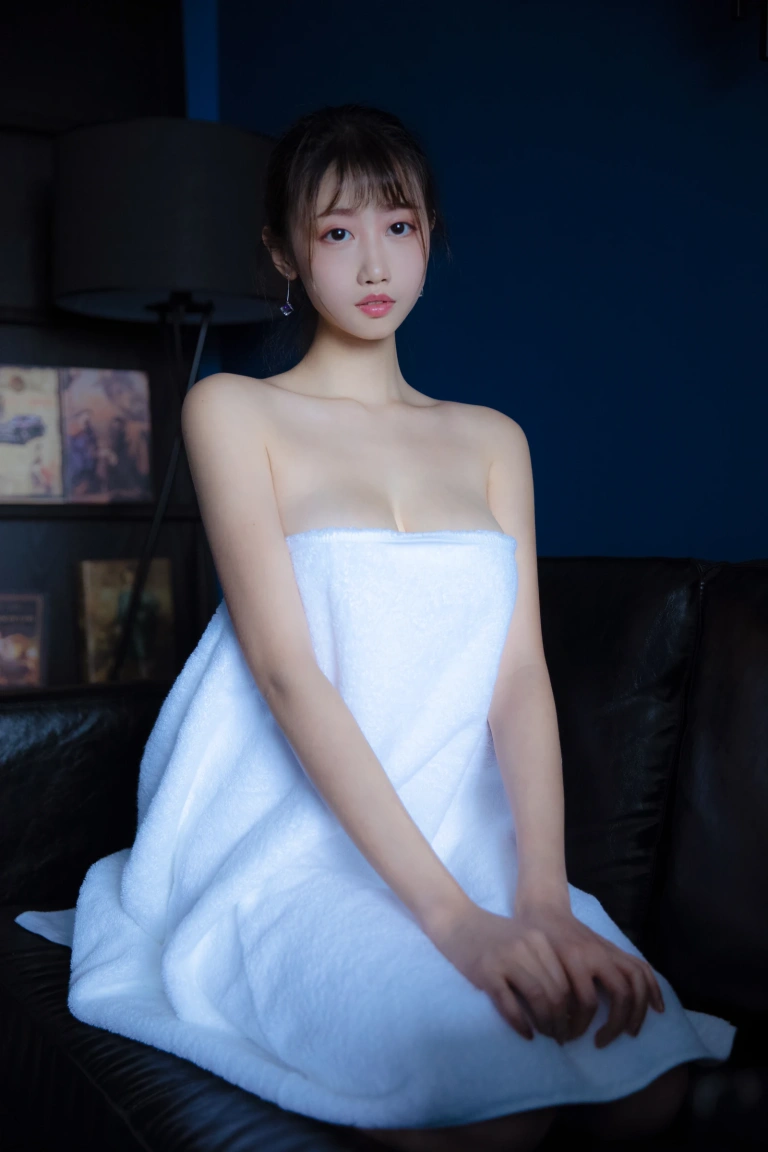 奈汐酱nice《私人露點定制 深蓝》主题写真：19张全套美图