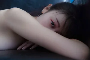 奈汐酱nice《私人露點定制 深蓝》主题写真：19张全套美图