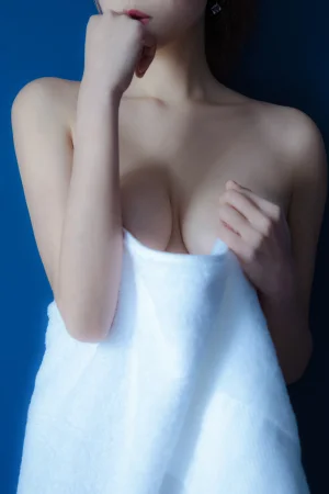 奈汐酱nice《私人露點定制 深蓝》主题写真：19张全套美图