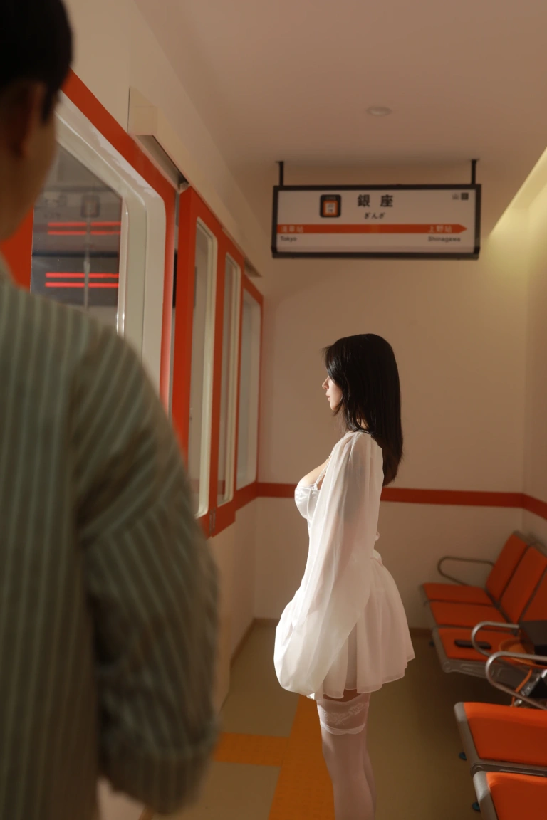 奈汐酱nice《电车》主题写真：75张全套美图，含1个视频