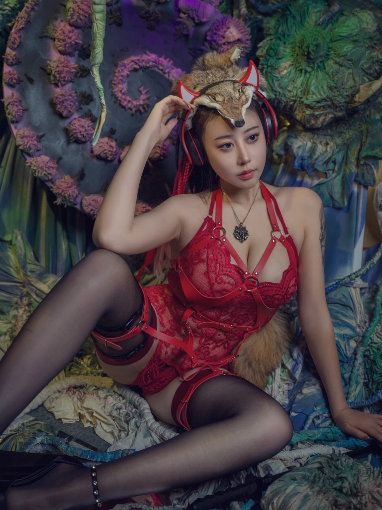 奈汐酱nice《猎狼女》主题写真：47张全套美图，含1个视频